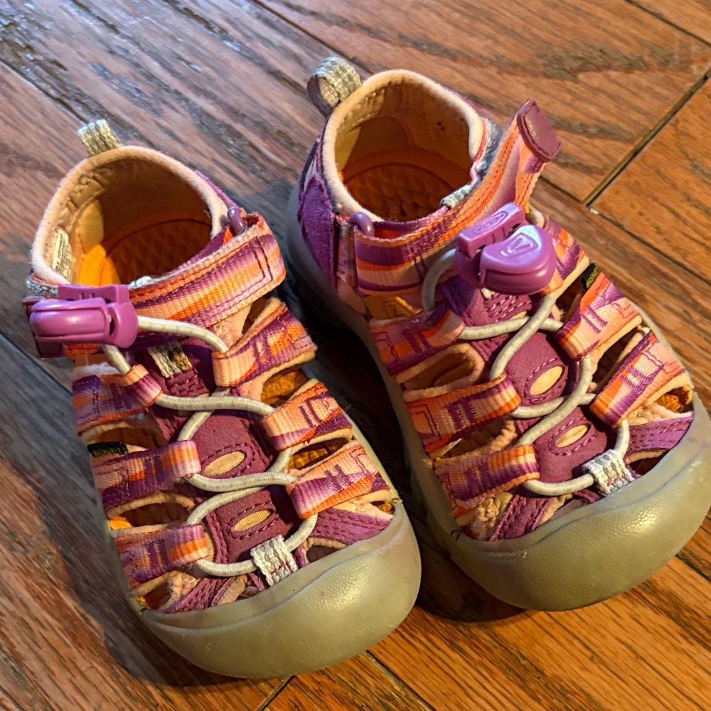 Keens 8T water shoes